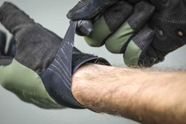 Ein Klettverschluss ist kein muss, erleichtert aber den Einstieg in den Handschuh