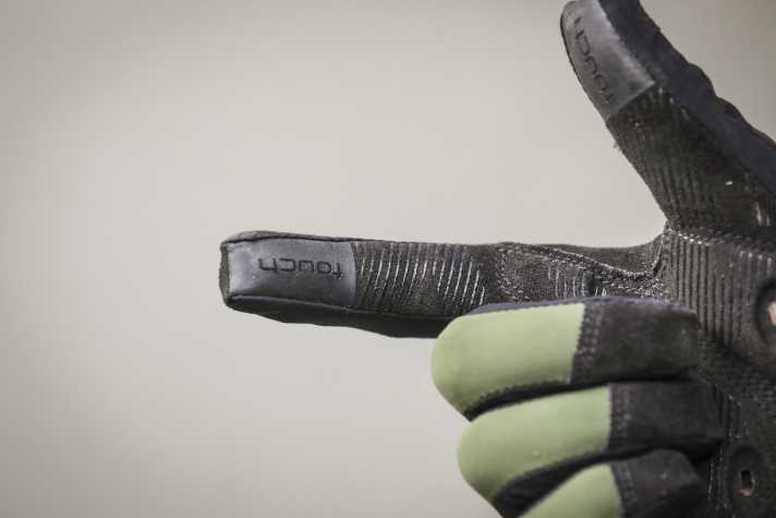 Touch fingers, silicone prints, cushioning XRD foam - Roeckl goes all in when it comes to features.