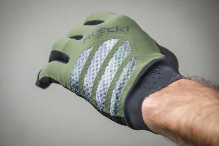 Luftiges Mesh am Handrücken soll die Belüftung an heißen Tagen verbessern.