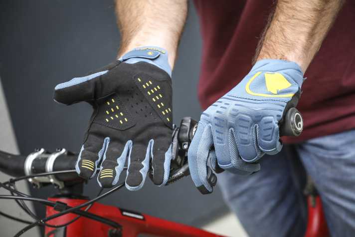The Endura Singletrack II is a robust glove for tough trail and enduro use. Unfortunately, the top is a little tight.