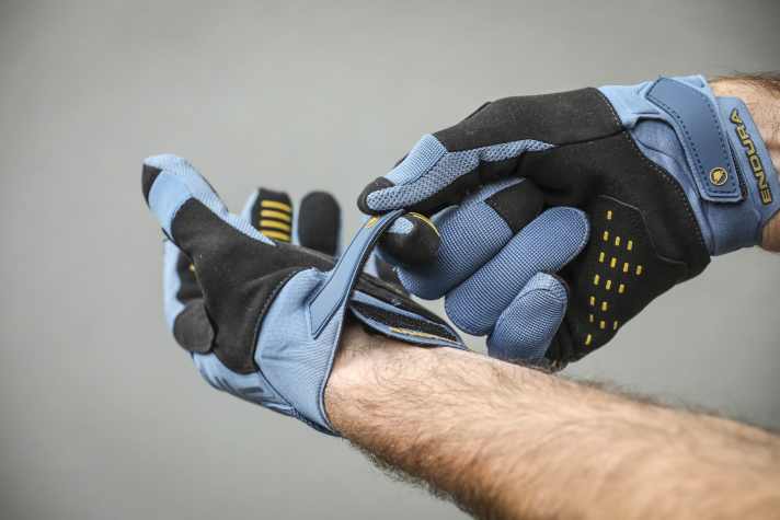 Die Singletrack II Handschuhe sind umfangreich ausgestattet, der Klettverschluss hilft beim Anziehen.