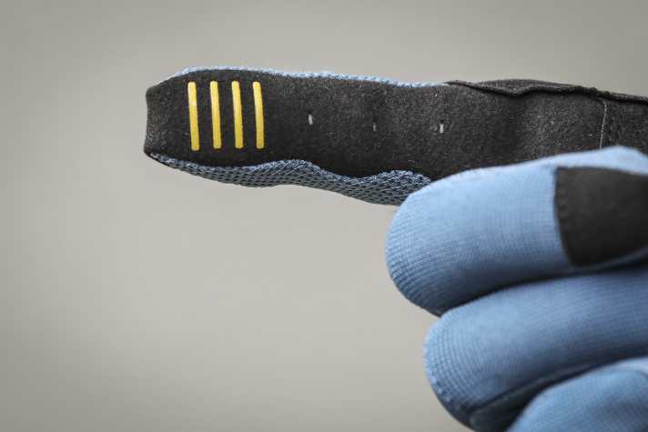 Die Finger fallen eher schmal aus. Gut: griffiges Silikon und Touchscreen-kompatibel.