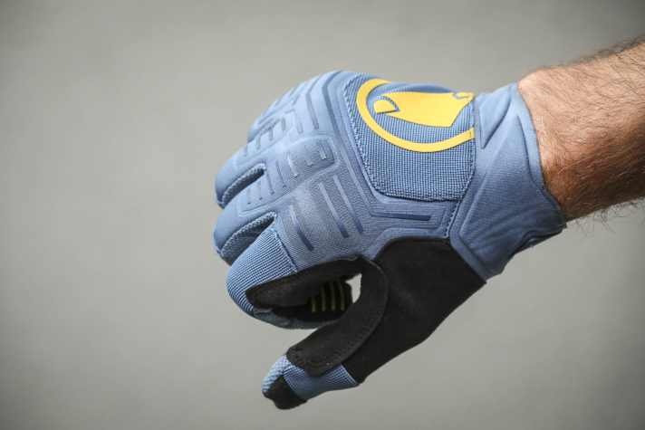 Neopren-Elemente und TPU-Besätze sorgen für soliden Schutz im Gelände.