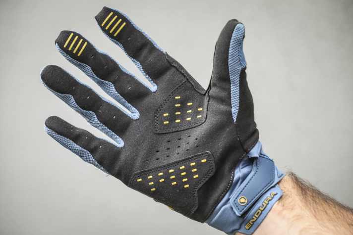 Nähte und Padding auf der Handfläche muss man mögen. Korrekt platzierte Gelpolster können Taubheitsgefühle mindern