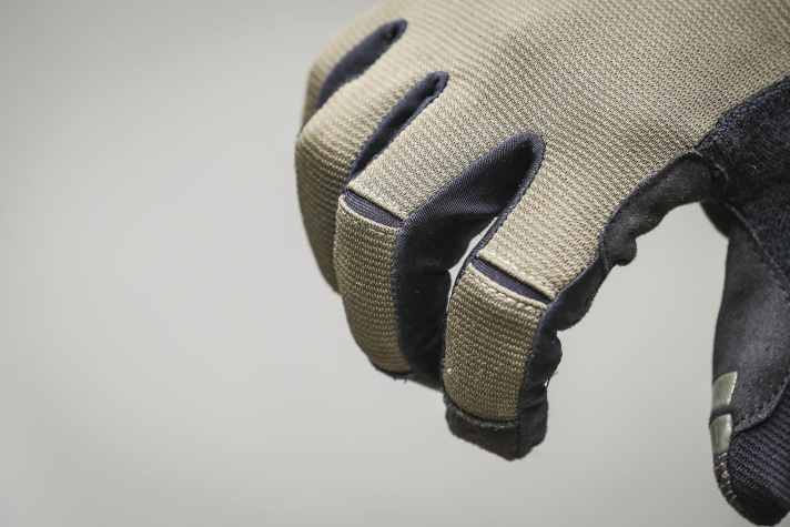 Die Cuts an den Knöcheln erhöhen die Beweglichkeit an den Schalt- und Bremsfingern. Das robuste Material könnte aber etwas mehr Stretch vertragen