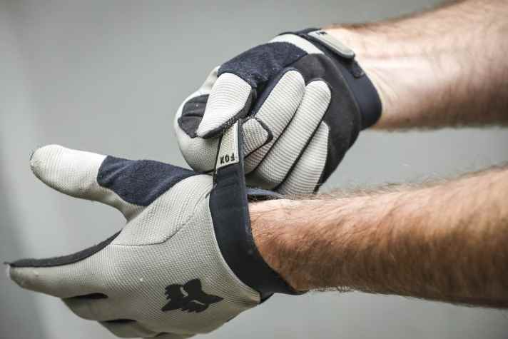 Neoprene cuffs and Velcro fastening ensure easy entry and a comfortable fit.