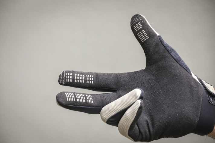 Die Finger sind griffig gummiert und Daumen sowie Zeigefinger Touchscreen-fähig.