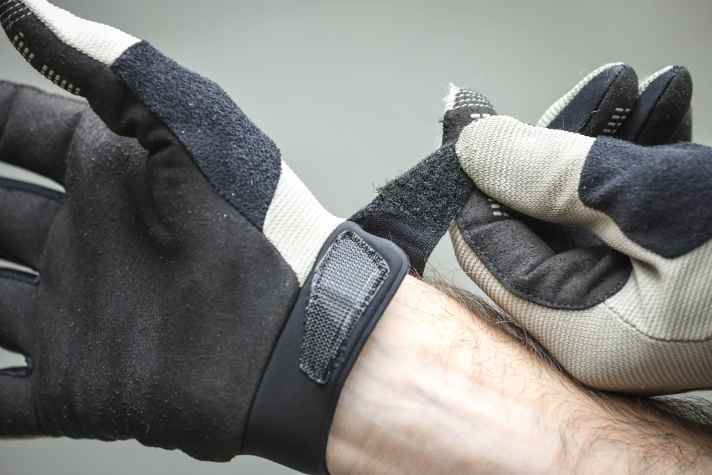 Bei der Verarbeitung muss man Abstriche machen. Die Nähte sind nicht sauber geführt, die Innenhand neigt zum Pilling.