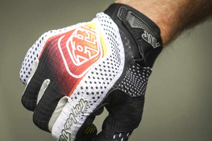 The Air Glove fits like a second skin and is ultra flexible and super ventilated thanks to the lightweight mesh