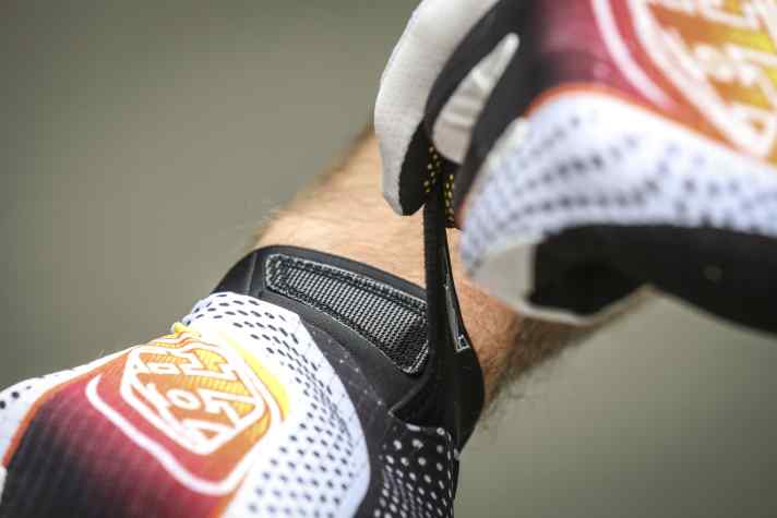 Bei der Ausstattung knausert Troy Lee: Es gibt zwar einen Klett für besseren Sitz, aber keinen Wischdaumen mit weichem Frottee