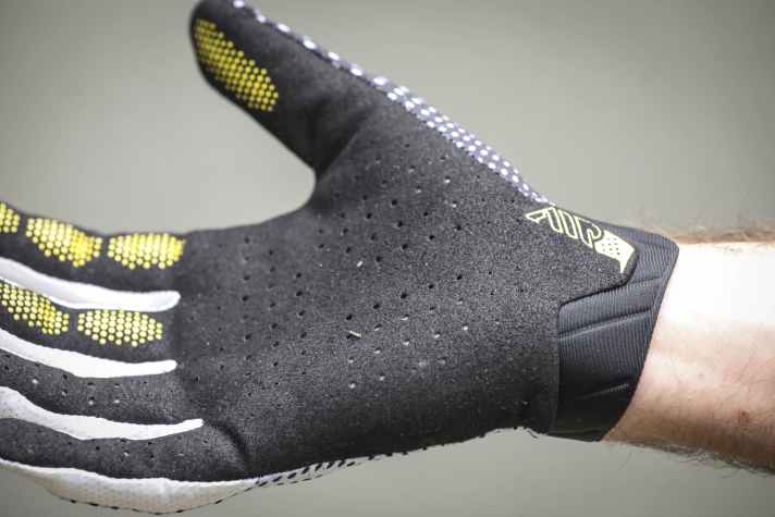 The Troy Lee has an extremely direct grip thanks to the thin material and is also highly ventilated