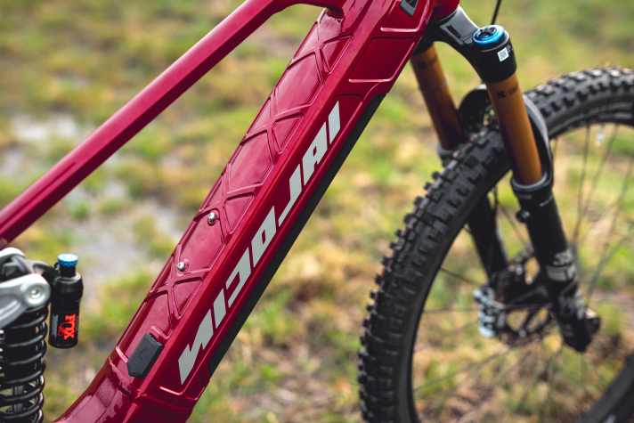 The milled down tube with truss structure is designed to make the frame both stiff and not too heavy.