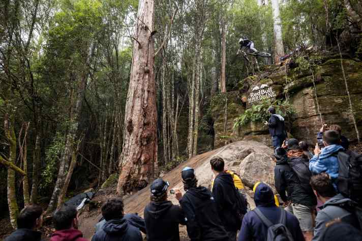 Downhill meets freeride: the format is designed to bring the two worlds together.