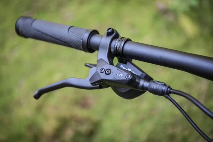 Die hydraulische No-Name-Bremse hat trotz langer Bremshebel wenig Leistung.