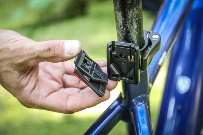 An den Monkey-Link-Schnittstellen an Front und Heck können unkompliziert Scheinwerfer eingeklipst werden, der Strom kommt dann aus dem Hauptakku.