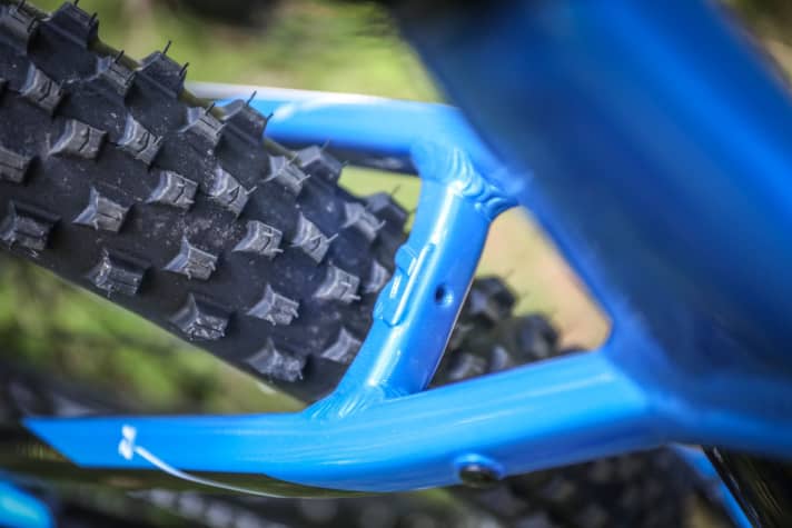 The Cross King in 2.3 inches is narrow for a modern E-MTB. Unfortunately, the tyre clearance in the frame is so limited that a mudguard is likely to be a problem.