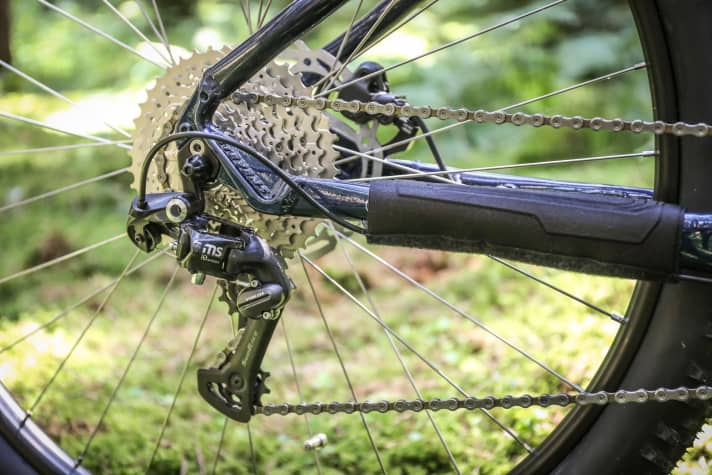 The Sunrace drivetrain combines a moderate range with a sometimes undefined shifting feel. Unfortunately not a highlight.