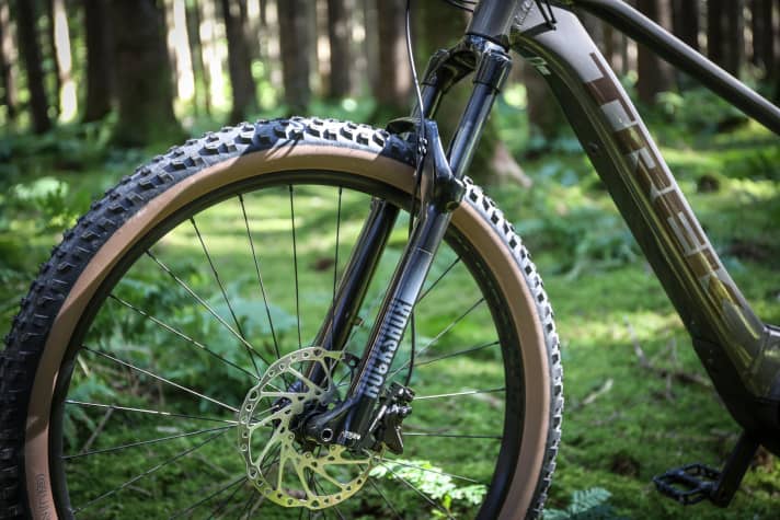 Die Rockshox Recon Silver RL mit hochwertiger Dämpfer-Kartusche ist nicht üblich in günstigen E-Hardtails.