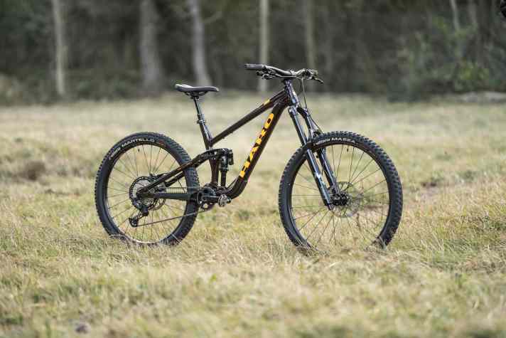 It's good that bikes like these exist: Enduros without fancy rear suspension systems or stylish carbon chassis and, above all, at prices far below the level of a small car - enduro bikes like the Haro Greer Alloy 1.