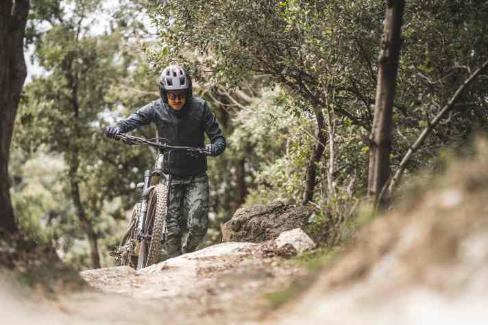 Uphill fun? Forget it! Ready to ride, the Privateer weighs over 18 kilos. Where a lighter bike encourages uphill challenges, the Privateer would rather be pushed due to its excess weight.
