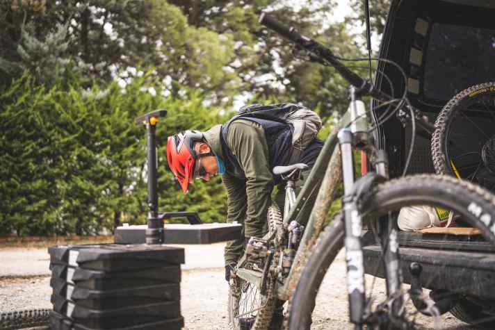 BIKE-Tester und Guide Mario Presi nimmt das Privateer 161 genau unter die Lupe. Dabei fallen sofort die XXL-Lagerungen am Hinterbau und die massive, am Stück geschmiedeten Umlenkwippe auf. Gepaart mit dem soliden Alu-Chassis und den robusten Reifen wiegt das 161 massive 17,9 Kilo.