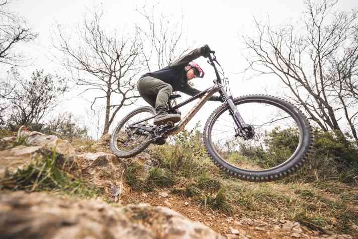 Das Haro hat bei der Ausstattung das Nachsehen, denn neben der Top-Federgabel sucht man technische Schmankerl am Greer vergebens.