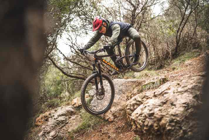 Das Haro besteht komplett aus Aluminium, besitzt eine 170er Gabel, und der Hinterbau quetscht 160 Millimeter Federweg aus dem Dämpfer. Wegen der robusten Rahmenkonstruktionen, gepaart mit fetten Enduro-Pneus und Mittelklasse-Anbauteilen, leidet das Bike aber an Übergewicht.