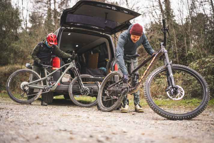 Mount up and drive off? No way! Especially in the enduro segment, the suspension elements offer a lot of adjustment options. It's better to invest a little time to get the most out of your bike - like our test crew did with the Haro Greer Alloy 1.