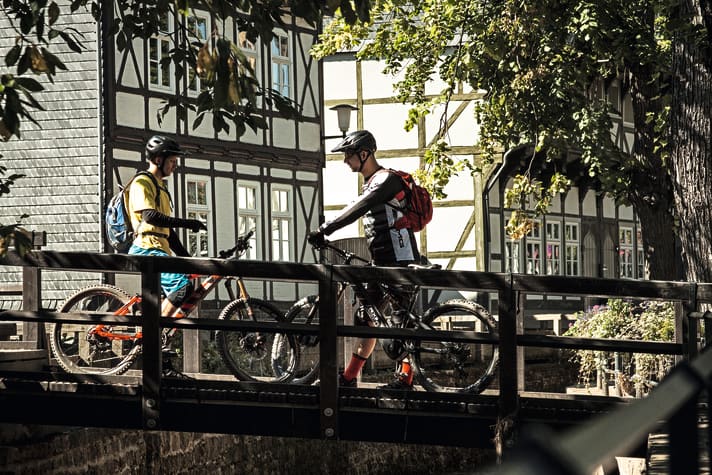 In den alten Fachwerkgassen von Goslar warten nach der Tour diverse Einkehrmöglichkeiten.