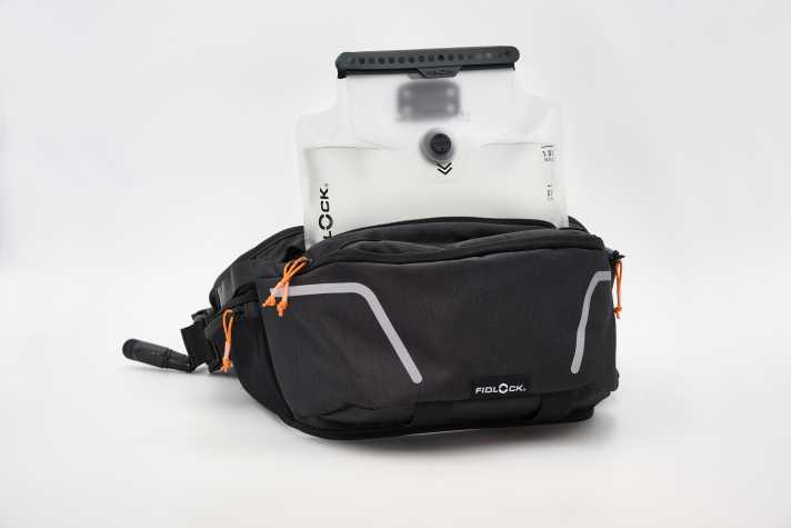 The hydration bladder and hip bag are available individually for 110 and 60 euros or together as a set for 160 euros. This makes the hip bag rather expensive.