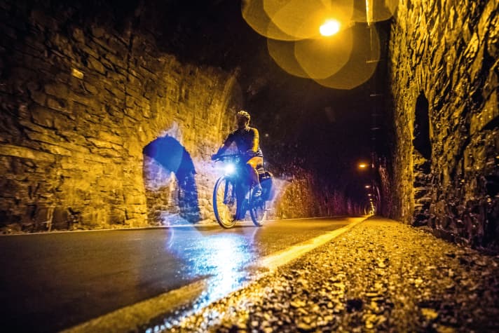 Abenteuerliche Fahrt durch den Fledermaus­tunnel bei Kückelheim