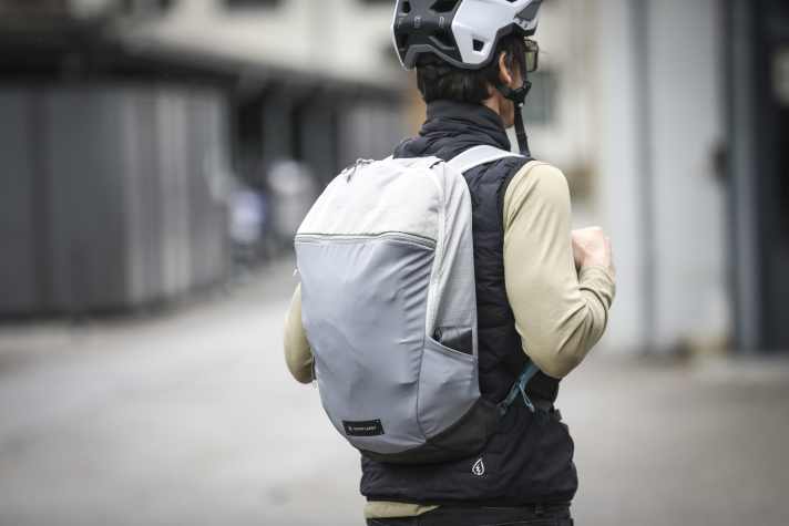 The very lightweight Motion Arc 20 (772 g) is made of water-repellent material and does not require a rain cape.