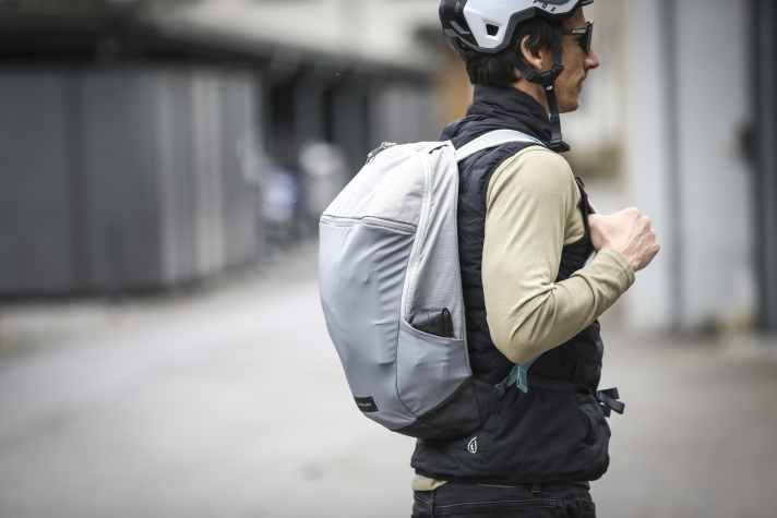 The very lightweight Motion Arc 20 (772 g) is made of water-repellent material and does not require a rain cape.