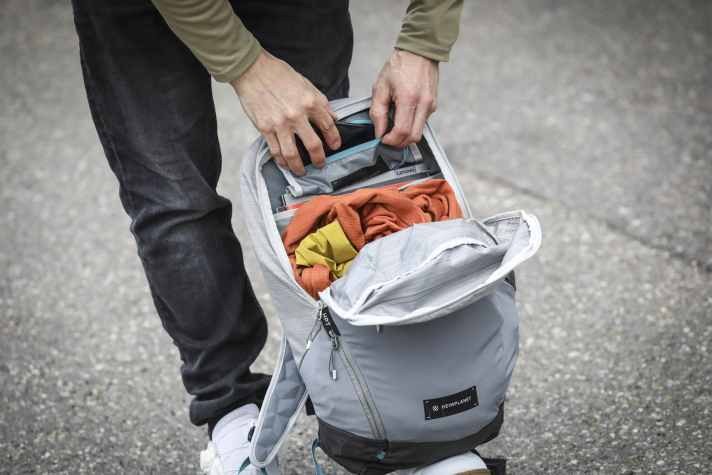 L'agencement des poches est correct : dans le compartiment principal, on trouve, en plus du compartiment pour ordinateur portable, une petite poche à fermeture éclair, pouvant par exemple accueillir un smartphone.