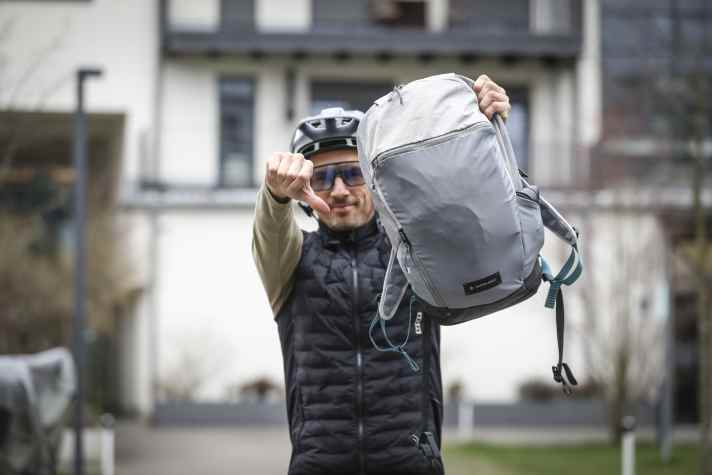 Note 3,8 - da zeigt der Daumen mehr nach unten als nach oben.