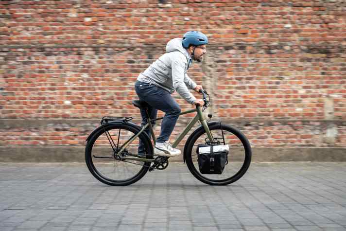 Quick transport: The perfectly fitting lowrider and the clever Cube panniers hardly cost the bike any of its dynamism even when loaded.