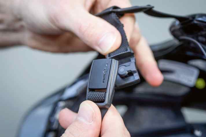 Die Magnetschlösser von Fidlock erleichtern das Handling an jedem Helm