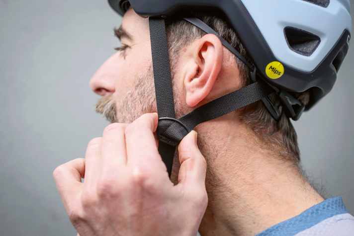 The Y-distributors are particularly important to prevent the helmet from sliding backwards