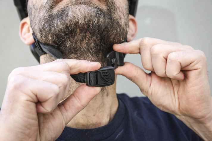 Noch immer hervorragend in der Bedienung: die Magnetschnalle von Fidlock