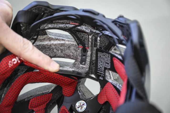 Die Höhe der Nackenstütze lässt sich nur über Druckknöpfe einstellen