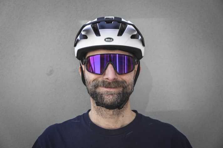 Von vorne wirkt der Bell eher geschlossen. Das bestätigt sich auch während der Fahrt: Belüftung ist nicht seine Stärke