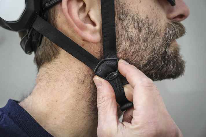 Auch an den Ohren lassen sich die Gurte sauber anpassen. Damit sitzt der Bell super am Kopf