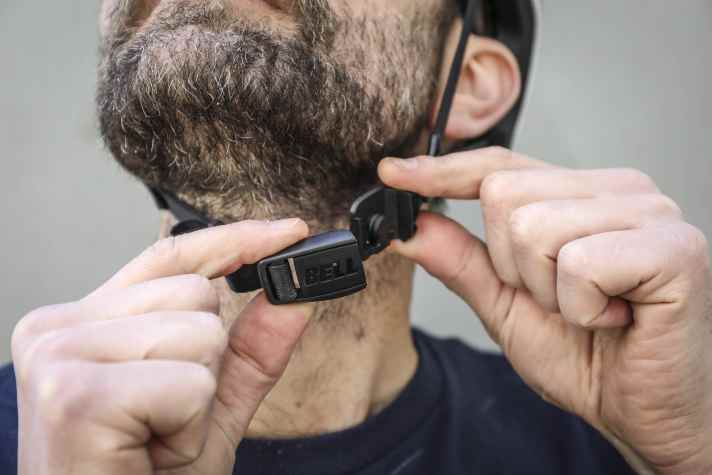 Die Magnetschnalle von Fidlock sieht man eher selten in diesem Preisbereich. Ihre Funktion ist klasse