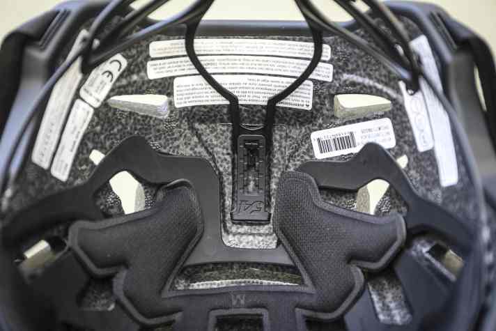 Die Nackenstütze lässt sich leicht in der Höhe verstellen und hat zudem einen Durchlass für einen Haarzopf