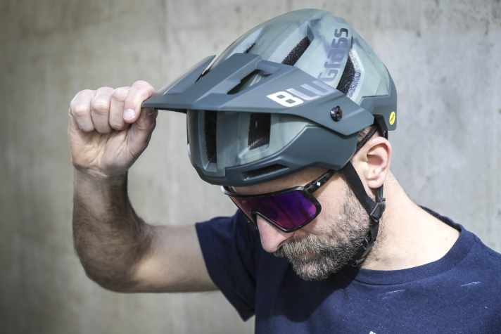 The visor on the Bluegrass can be folded up a long way, but there is no rasterisation
