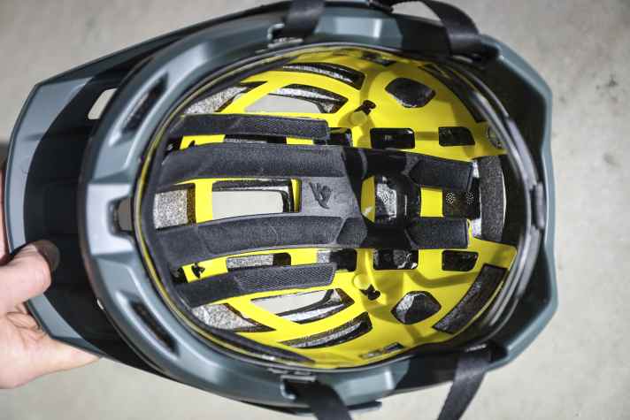 Wie schon beim günstigen Rockrider EXPL 540 liefert das einfache MIPS-System gute Schutzwerte in Sachen Rotation