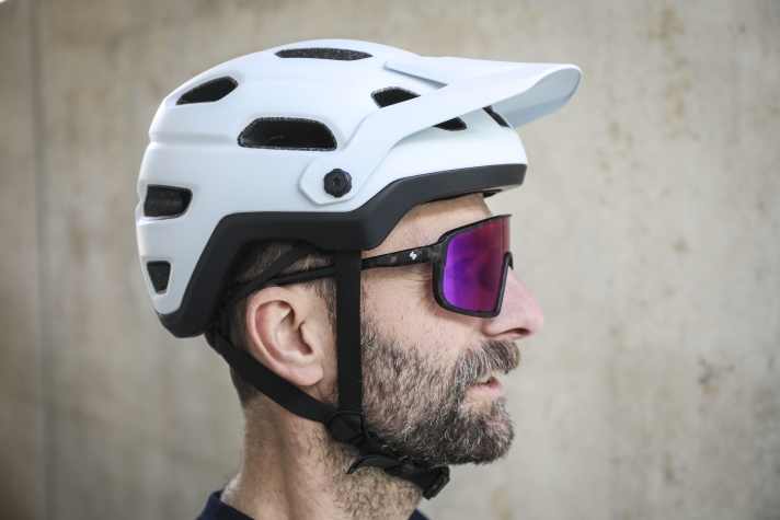 It fits here, but in the test some goggles hit the helmet shell in front of the ear