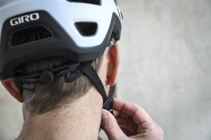 Die Gurtbänder laufen eng am Kopf, das sorgt für soliden Sitz auch im Gelände
