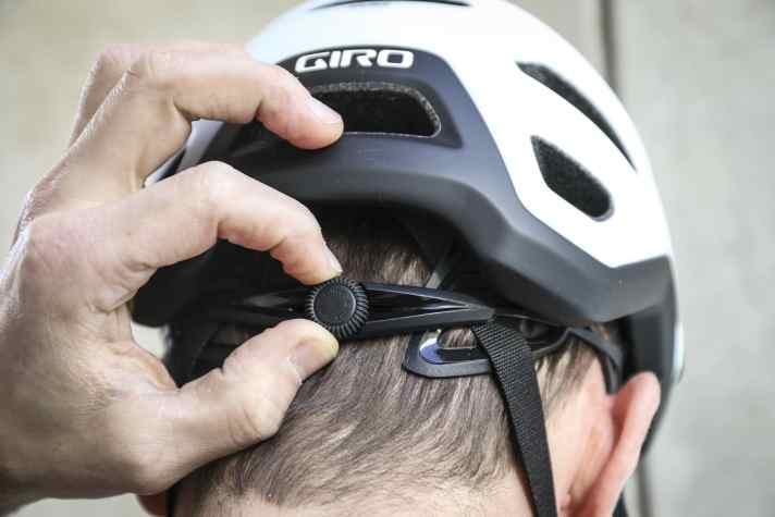 Das Giro-typische Drehrädchen ist recht klein, dafür griffig und sauber gerastert