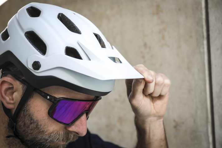 Little adjustment range and no ratchet: there is still room for improvement with the visor